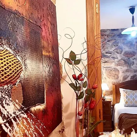 Hébergement de vacances Charming House In With Terrace And Parking Included