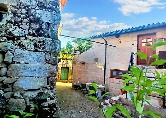 Дом отдыха Charming House In With Terrace And Parking Included